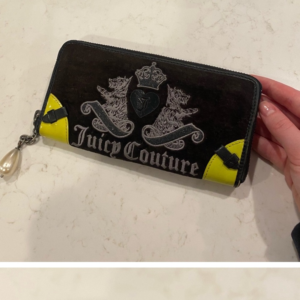 ISO vintage Juicy couture wallet ! IM LOOKING FOR THE PINK VERSION